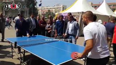 مباراة تنس طاولة بين رئيس جامعة عين شمس والطلاب (فيديو)