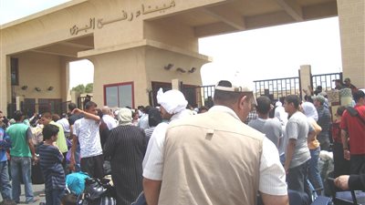 أنباء عن تجمع حشود فلسطينية أمام معبر رفح استعدادًا لإقتحامه