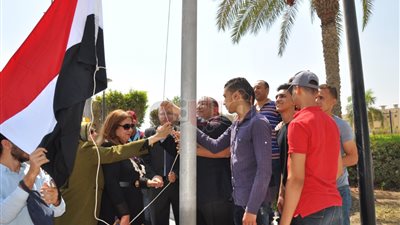 رئيس جامعة حلوان يرفع علم مصر احتفاءً ببدء العام الدراسي