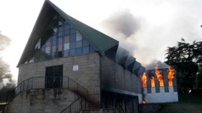 محتجون يضرمون النار في كنيسة بكينيا احتجاجًا على مقتل رجل دين مسلم