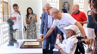 نجيب ساويرس ووالده في معرض إحسان عبد القدوس بمهرجان الجونة السينمائي