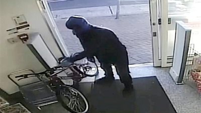 لص يسرق متجرا بسكين (فيديو وصور)