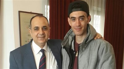 السفير المصري في بولندا يلتقي بالمواطن محمد عزت المعتدى عليه