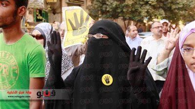 إرهابيو المعزول يطلقون الألعاب النارية أمام الدفاع