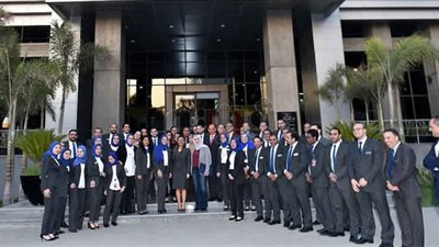 سحر نصر تكرم أفضل 3 موظفين في الاستثمار خلال الأسبوع