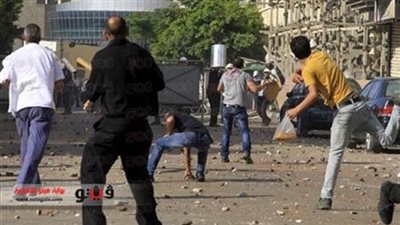 إرهابيو المعزول يطلقون الألعاب النارية والحجارة على قوات تأمين 