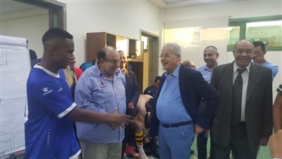 رئيس المقاولون والمشرف على الكرة يهنئان الفريق بعد الفوز على الطلائع