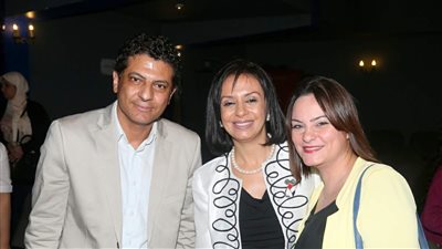 مايا مرسي تهدي درع «القومي للمرأة» لفرقة مسرح الشباب (صور)