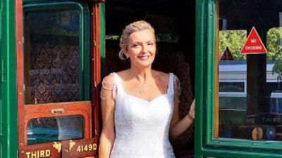 كيف استغلت امرأة فستان زفافها لترتديه كل أسبوع (صور)