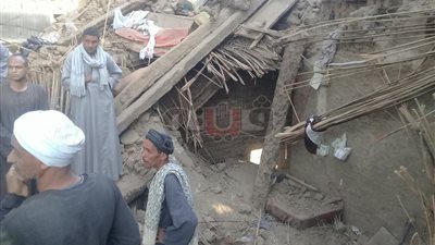 200 جنيه بدل إعاشة يومي لسيدتين بعد انهيار منزلهما بغرب الأقصر