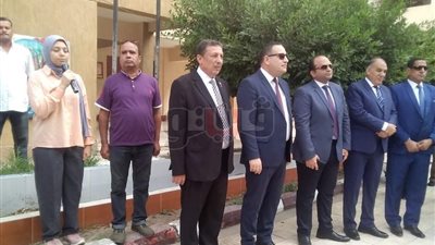 محافظ الإسكندرية يحيي العلم ويشارك في طابور الصباح بمدرسة الخنساء