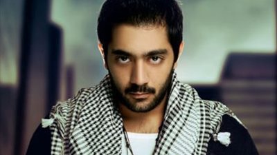 فلوكس يوقع عقد 