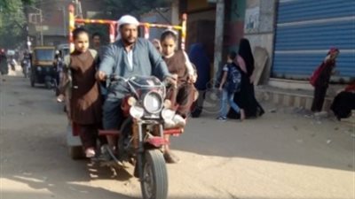 الدراجات والتروسيكلات وسيلة أولياء الأمور بالمنوفية لتوصيل أبنائهم للمدارس (صور)