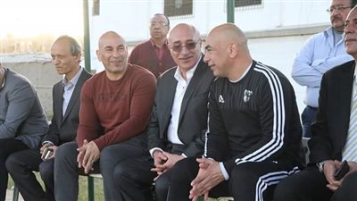 رئيس «المصري» يؤازر لاعبيه قبل مواجهة إنبي