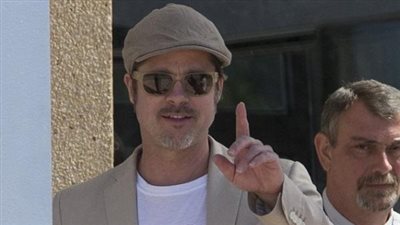 بالصور..  براد بيت يضع أنجلينا جولي بالقرب من قلبه