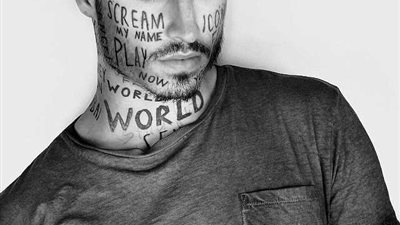 بالصور.. شاب يغطي جسمه بالـ «تاتو» ليشتهر عالميًا