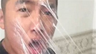 شاهد ماذا فعلت امرأة مع زوجها لإمساكه الهاتف ساعات طويلة (فيديو وصور)