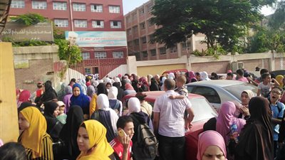 تكدس الطلاب بمحيط مدارس شبرا الخيمة (صور)