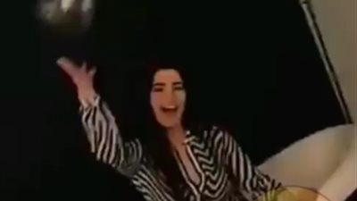 جلسة تصوير لـ«روان حسين» داخل البانيو تثير ضجة (فيديو)