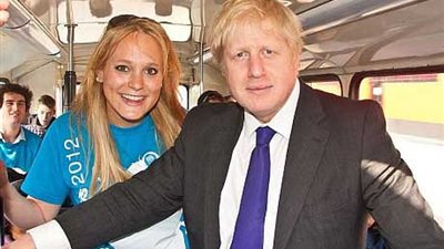 فضيحة جديدة.. علاقة مشبوهة بين رئيس وزراء بريطانيا وموديل أمريكية (صور)