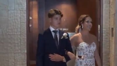 عروس تفاجئ عريسها بأغنية بطريقة الصم والبكم (فيديو)