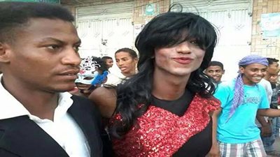 بالصور.. شابان بملابس الزفاف يثيران جدلا في اليمن