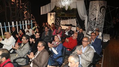 شقة عم نجيب «كامل العدد» في أولى لياليه بمسرح الغد (صور)