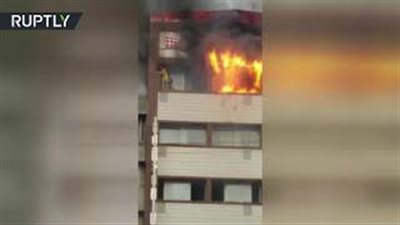 لحظة سقوط امرأة من الطابق الخامس أثناء محاولة الهروب من النيران (فيديو)