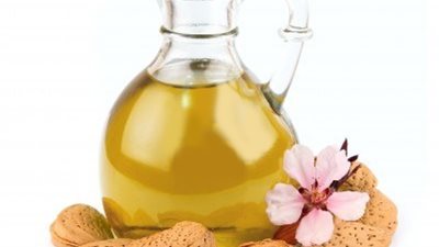 مقشر العسل باللوز والحليب لبشرة نضرة بدون ترهلات