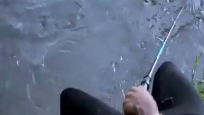 رد فعل شاب لحظة خروج شخص من البحر بدلا من سمكة (فيديو)