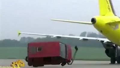 قوة محرك طائرة تطيح بشاحنة (فيديو وصور)