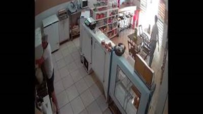 لحظة إنقاذ امرأة شجاعة لمحل من السرقة (فيديو)