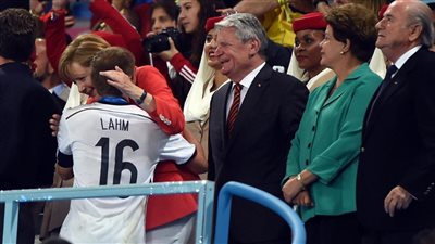 اعتزال القائد.. فيليب لام ينهي مشواره الدولي مع الماكينات.. مونديال البرازيل أهم إنجازاته.. بلاتر: مسيرته مستمرة.. المستشارة الألمانية تشكره.. ومدرب المانشفت يثني على دوره في كأس العالم