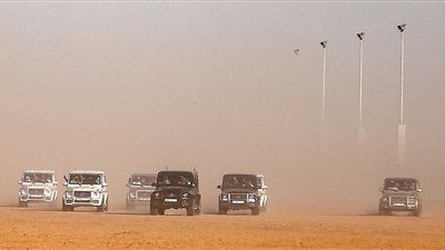 سباق لسيارات مرسيدس ذات الدفع السداسي في الإمارات