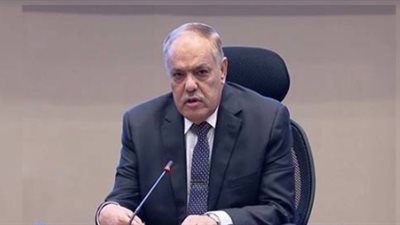 وزير النقل يتفقد مصنع عربات السكك الحديد 