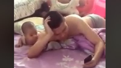 رضيع يتتبع هاتف والده (فيديو)