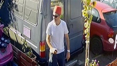 عامل توصيل طلبات أمازون يرتدي 