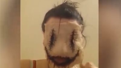 مصير امرأة ألصقت قناعا مرعبا بوجهها (فيديو)