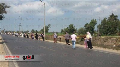 عناصر الإرهابية ينظمون سلسلة بشرية بطريق جمصة السياحي