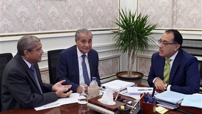 الحكومة تستعد لإعلان تأسيس بورصة السلع الشهر المقبل.. مدبولي: تضع مصر على الخريطة العالمية.. وتحمي صغار المزارعين.. والتموين: 18 منطقة لوجستية وسلاسل توزيع يجري إنشاؤها حاليًا