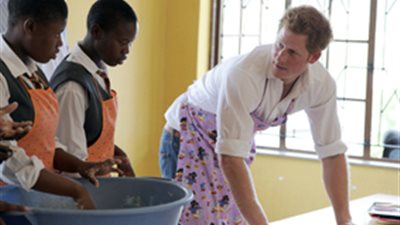 الأمير هارى يعلّم أطفال إفريقيا فنون الطهى