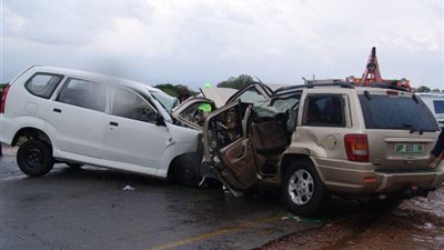 مصرع 5 أشخاص وإصابة 7 فى اصطدام سيارتين بطريق 