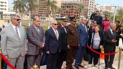 لحظة إزالة الستار عن تمثال عبد المنعم رياض ببورسعيد (فيديو)