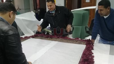 الانتهاء من تغليف القطع المختارة للعرض بمتحف سوهاج (صور)