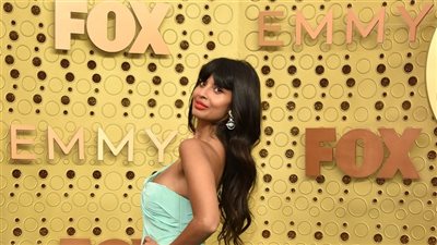 جميلة جميل تبهر الحضور على السجادة البنفسجية في حفل الإيمي (صور)