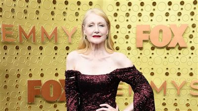 باتريشيا كلاركسون تحبس الأنفاس بالأحمر اللامع في حفل الإيمي (صور)