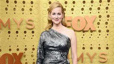 لورا ليني تختار إطلالة غير موفقة في حفل جوائز الإيمي (صور)