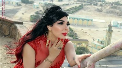 غادة إبراهيم تصل محكمة دار السلام لنظر تجديد حبسها في «شبكة المعادي»