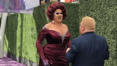 نجوم الدراما العالمية يبدأون التوافد على حفل جوائز الإيمي (صور)