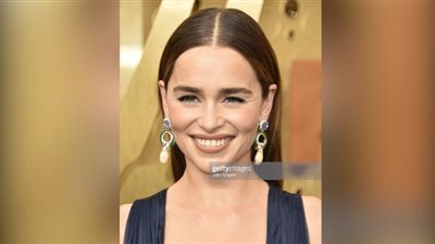 إميليا كلارك تلفت الأنظار بإطلالة جريئة في حفل الإيمي (صور)